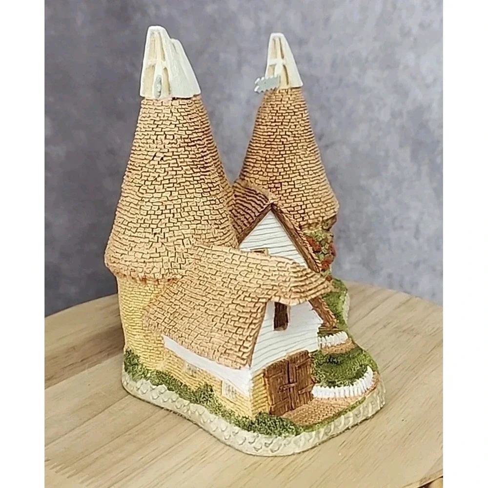 David Winter Triple Oast House by John Hine 1981 Figurine‎ Cottages